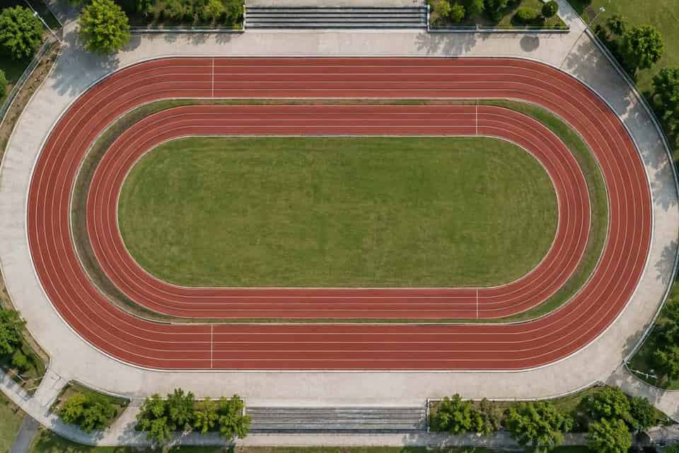 Overhead conceptual view of two running-track circuits with different lengths.