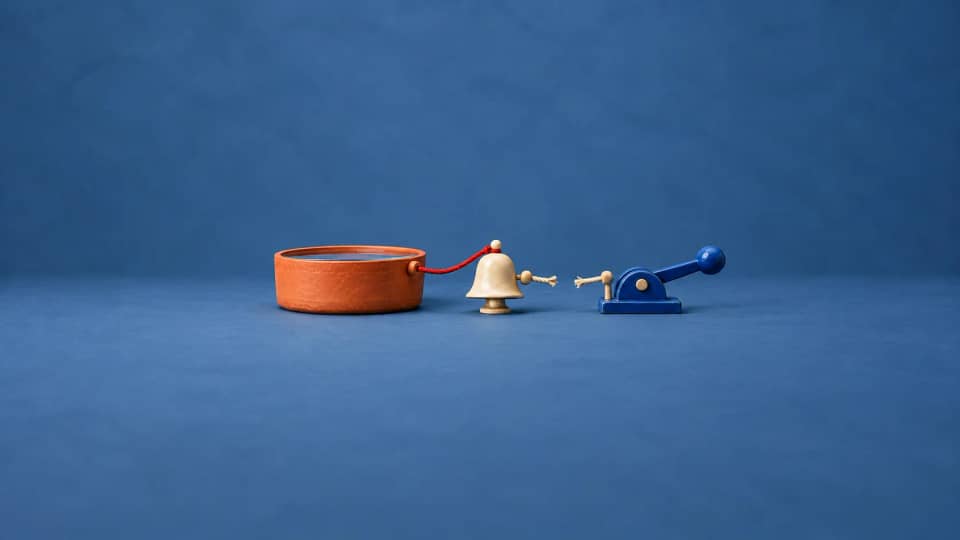 A near-full reservoir connects to a warning bell, while a separate response linkage stops short of a capacity lever.