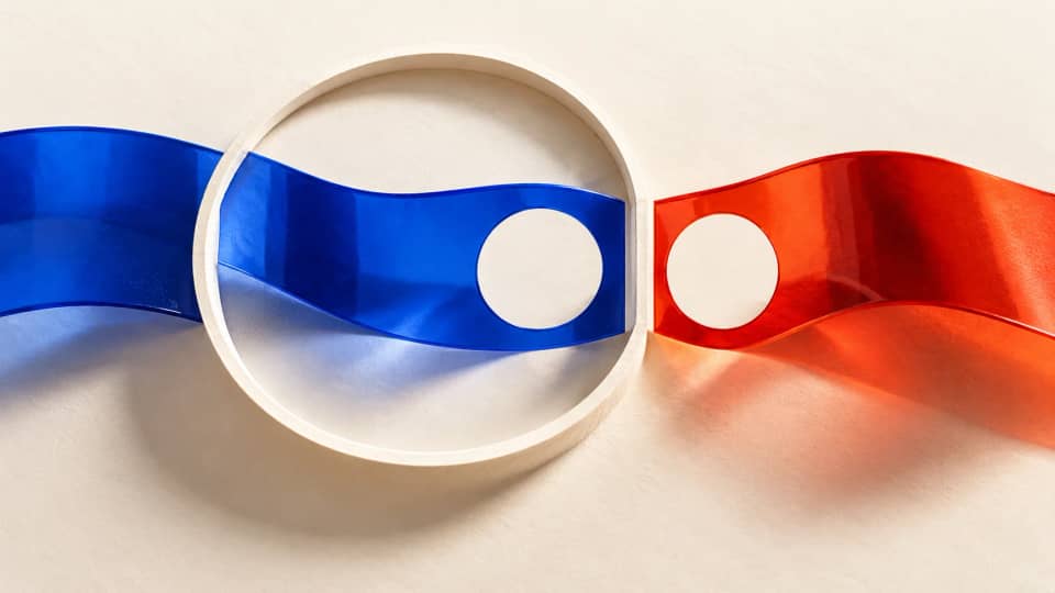 A cobalt ribbon inside an ivory aperture and a matching vermilion ribbon just outside it, separated by a visible gap.